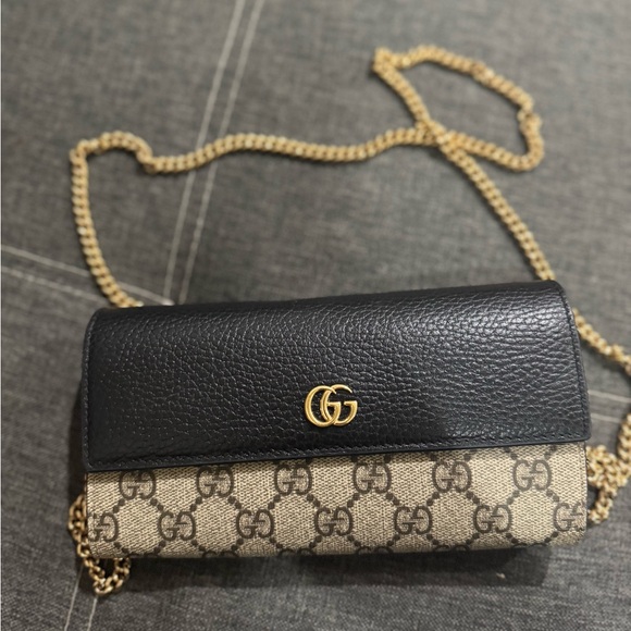 Authentic Gucci Black Leather and Tan GG Clutch
Gucci Marmont - Picture 5 of 8